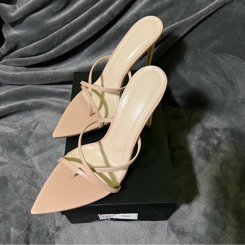 NWT Liliana Nude Heels